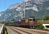 Die BLS Re 4/4 Nr. 189  Niedergesteln  wird im Bild in Kürze den Bahnhof Mols durchfahren. Sie fuhr dann am Morgen des 23. September 2017 mit dem Autozug weiter in Richtung Sargans.