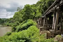 Neben der Trestle-Brücke zwischen den Bahnhöfen Saphan Tham Krasae und Tham Krasae, fliesst der Kwai Noi. Im Hintergrund erkennt man auf der  Todes-Eisenbahn  /  Death-Railway  der Tham-Krasae-Viadukt. 6. August 2017
