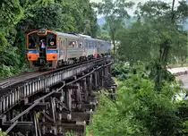 Der nur am Wochenende verkehrender Excursion-Train zwischen den Bahnhöfen Saphan Tham Krasae und Tham Krasae. Im Bild betritt die SRT THN 1124 als Excursion Train 909 Nam Tok-Bangkok am 6. August 2017 die Tham-Krasae-Viadukt auch bekannt als die  Death Bridge  oder  Todesbrücke .