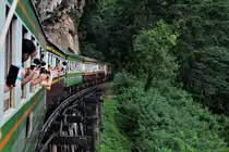 Der Tham-Krasae-Viadukt wird gerade vom ORD 486 Nam Tok - Nong Pla Duk Junction befahren. Sie befindet sich zwischen den Bahnhöfen Saphan Tham Krasae und Tham Krasae. Als Zuglok war die GEK 4017 der State Railway of Thailand. 6. August 2017