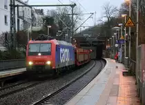 482 027-0  von der SBB-Cargo kommt bei Regenwetter und kommt aus Richtung Köln,Aachen-Hbf und fährt durch Aachen-Schanz mit einem Autolleerzug aus Safenwil(CH) nach Zeebrugge-Ramskapelle(B) und fährt in Richtung Aachen-West. 
Aufgenommen vom Bahnsteig von Aachen-Schanz.
Am Morgen vom 4.1.2018.