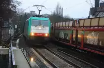 186 206 von Railtraxx  kommt aus Richtung Aachen-West mit einem einem Autoleerzug aus Zeebrugge(B) nach  Graz-Vbf(A) und fährt durch Aachen-Schanz in Richtung Aachen-Hbf,Aachen-Rothe-Erde,Stolberg-Hbf(Rheinland)Eschweiler-Hbf,Langerwehe,Düren,Merzenich,Buir,Horrem,Kerpen-Köln-Ehrenfeld,Köln-West,Köln-Süd.
Aufgenommen vom Bahnsteig von Aachen-Schanz.
Bei Regenwetter am Morgen vom 4.1.2018.