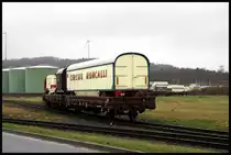 Am 4.1.2018 verließ der Circus Roncalli nach seinem Weihnachtsgastspiel wieder die Stadt Osnabrück. Die Verladung der historischen Circus Wagen fand im Hafen Gebiet von Osnabrück statt. Dort wurde der lange Circus Zug auf einem Stumpfgleis zusammen gestellt. Auf dem ersten Flachwagen stand bei meinem Fotostopp dieser Roncalli Geräte Wagen.