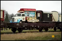 Am 4.1.2018 verließ der Circus Roncalli nach seinem Weihnachtsgastspiel wieder die Stadt Osnabrück. Die Verladung der historischen Circus Wagen fand im Hafen Gebiet von Osnabrück statt. Dort wurde der lange Circus Zug auf einem Stumpfgleis zusammen gestellt. Auf einem der Laads Niederbordwagen stand dieser Oldtimer Mercedes Benz LKW.