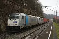 186 437-0 der Railpool GmbH und eine tschechische 386 von Metrans als Containerzug durchfahren den Hp Obervogelgesang auf der Bahnstrecke Děčín–Dresden-Neustadt (KBS 241.1 | Elbtalstrecke) Richtung Bad Schandau. Grüße an den Tf! [16.12.2017 | 12:45 Uhr]