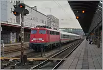 Da die Internationalen Gäubahn IC nun fest in der Hand der ÖBB 1016/1116 sind, musste ich bis nach Ulm fahren um nochmals zu einem Bild einer  E 10  zu kommen: auf einem Bahnsteig losen Gleis zwischen Gleis 1 und 2 steht beider Weiche 117 die DB 115 459-0 mit einen Leermaterialzug und wartet auf die Weiterfaht.
2. Jan. 2018