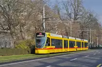 Be 6/10 Tango 175, auf der Linie 11, fährt zur Haltestelle am Bahnhof SBB. Die Aufnahme stammt vom 03.12.2017.