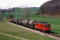 RBS/SZB Regionalverkehr Bern-Solothurn: Ölzug mit De 4/4 105 und De 4/4 101 auf dem Dreischienengeleise in Deisswil am 28. März 1988.
Foto: Walter Ruetsch
