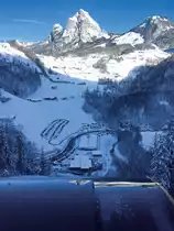 Standseilbahn Schwyz-Stoos: Aussicht aus der Kabine in Richtung Kleine und Grosse Mythen und Talstation mit Parkplätzen. Erstaunlich übrigens, dass die Linie im GA-Bereich liegt und somit ohne Aufschlag befahren werden kann. Man muss zwar ein Ticket mit Barcode beim Schalter holen, damit man durch das Drehkreuz kommt. Aufnahme vom 29. Dez. 2017, 11:43