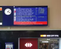 Anzeige im Bahnhof Biel/Bienne mit Verspätungen aufgrund Unwetter, bzw. Sturm  Burglind , 03. Jan. 2018, 13:20.
Die Fahrzeit Biel-Mett via Biel/Bienne nach Zürich HB dauerte fast doppelt so lange wie sonst üblich...