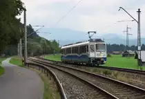 Triebwagen 15 der Bayerischen Zugspitzbahn ist auf dem Abschnitt ohne Zahnstange zwischen Garmisch und Grainau unterwegs, hier bei Km 2,6. Die Strecke steigt gleich an und wird bei Km 3 die Außerfernbahn nach Reutte in einer Linkskurve überqueren. 16.09.2016