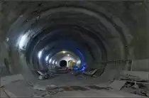 Tief unter dem Kriegsberg -

teilt sich der Tunnel in die Röhren nach Feuerbach (links) und Bad Cannstatt (rechts). Ein Großteil dieser Tunnelröhren ist schon aufgefahren. Die rechte Röhre ist schon durchgehend bis unter den Rosensteinpark vorhanden. Im Gegensatz zum Fildertunnel, der gebohrt wird, werden diese Tunnels in Spritzbetonbauweise aufgefahren.

Tage der offenen Baustelle, 05.01.2018 (M)