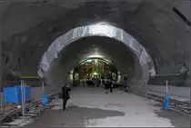 Großer Querschnitt -

Im Übergang vom dreigleisigen zum zweigleisigen Tunnel sind die beiden Röhren mit einem sehr großen Ausbruch-Querschnitt erstellt worden. Im Hintergrund der Schalenwagen, mit dem die Innenschale hergestellt wird. Blick in Fahrtrichtung der hier später verkehrenden Züge nach Feuerbach und Bad Cannstatt.

Tage der offenen Baustelle, 05.01.2018 (M)