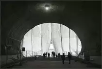 Im Tunnel -

Blick durch den mit Planen zugehängten Tunnelausgang am Nordkopf des neuen Stuttgart Hauptbahnhofes. In diesem Bereich werden noch drei Gleise liegen, die dann hier auf zwei Gleise zusammengeführt werden. Auf diesen Gleisen werden in Zukunft die Züge nach Feuerbach und Bad Cannstatt verkehren. Daneben liegt ein ebenso großes Tunnelbauwerk für die Gegenrichtung.

Tage der offenen Baustelle, 05.01.2018 (M)