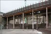 Im zukünftigen Gleisvorfeld -

... am Nordkopf des neuen Stuttgarter Hauptbahnhofes. Die Kriegsbergstraße führt auf einer Behelfsbrücke über die große Baugrube. Im Hintergrund sind die beiden zugehängten Tunnelöffnungen erkennbar, links für die Gleise stadteinwärts, rechts für Stadtauswärtsgleise nach Feuerbach und Bad Cannstatt. Im Bereich des Gleisvorfeldes werden die acht Bahnsteiggleise auf vier Zufahrtsgleise zusammengeführt.

Tage der offenen Baustelle, 05.01.2018 (M)