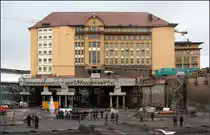 Die schwebende Bahndirektion -

Im Bereich des zukünftigen nördlichen Gleisvorfeldes des neuen Stuttgarter Hauptbahnhofes wird das früherer Bahndirektionsgebäude aufwändig unterfahren. Das Gebäude wurde dazu zu einem Großteil auf Stützen gestellt.

Unter dieser Baugrube und auch dem Gebäude hindurch führen außerdem zwei neu gebauten Tunnelröhren für die Stadtbahn, die schon in Betrieb sind. Der alte Stadtbahntunnel war dem Bahntunnel im Weg.

Tage der offenen Baustelle, 05.01.2018 (M)