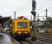 
Die Signale waren „grün“ so hatte ich mit dem RE 9 gerechnet, aber dann kam dieses erst....
Das IFO 703 102-4 (Instandhaltungsfahrzeug für Oberleitungsanlagen) der DB Netz AG fährt am 04.01.2018 durch den Bahnhof Betzdorf/Sieg, in Richtung Köln. Aufgrund von Unwetterschäden durch das Sturmtief Burglinde, galt es wohl viele Störungen zu beseitigen.

Das IFO wurde 2000 von Gleisbaumechanik Brandenburg /H. GmbH unter der Fabriknummer 068.002 gebaut und an die DB Netz AG geliefert.

Ähnlich den neun von Windhoff hergestellten zweiachsigen Fahrzeugen der BR 703.0 wurde die Gleisbaumechanik Brandenburg von der DB Netz AG beauftragt, weitere zehn solche Fahrzeuge zu fertigen (Baureihe 703.1). 

Dieses Instandhaltungsfahrzeug für Oberleitungsanlagen BR703.1 ist ein zweiachsiges Schienenfahrzeug der Regelbauart zur Wartung und Instandhaltung von Fahrleitungen. Basis für dieses Fahrzeug war das bereits erfolgreich im Einsatz bewährte Gleisarbeitsfahrzeug GAF 200. Es gestattet die Beförderung von 8 Personen (einschl. Fahrer) und ist mit 2 Fahrerständen, einem Arbeitsplatz zur Durchführung handwerklicher Tätigkeiten, einem Waschplatz sowie Stauraum für Akten, Werkzeuge und Materialien ausgestattet. Eine Aussichtskanzel zur Beobachtung des Mess-Stromabnehmers ist im Kabinendach integriert. 

Zur Instandhaltungsausrüstung gehören:
-  eine freischwenkbare Hubarbeitsbühne
-  Fahrdraht- und Tragseilpositionierer
-  Stromabnehmer mit Zusatzeinrichtung zum Erden des Stromabnehmers
-  sowie diverse Arbeits- und Suchscheinwerfer


Technische Daten:
Spurweite:  1.435 mm
Achsformel: B
Länge über Puffer:  14.950 mm
Breite:  3.080 mm
Höhe:  4.575 mm
Eigengewicht: 39,2 t
Nutzlast: 2,5 t
Zul. Anhängelast: 45 t
Radsatzlast:  21 t
Zugel. für Streckenlasse: C2 bzw. CM2 und höher
Raddurchmesser: 840 mm (neu) / 780 mm (abgenutzt)
Max.Steigung mit 45 t Anhängelast:  40 ‰ (25 km/h)
kleinster Kurvenradius:  80 m

Tankvolumen (Diesel): 450 l
Tankvolumen (Heizöl):  100 l


Höchstgeschwindigkeit: 100 km/h (Eigen- und Schleppfahrt)
Arbeitsfahrt: 0,5 bis 10 km/h (hydrodynamischen Antrieb)

Fahrmotor: 
6-Zylinder-MAN-Dieselmotor mit Abgasturboaufladung und Ladeluftkühlung, vom Typ MAN D 2876 LOH 01, EURO 2
Leistung:  338 kW
Max. Drehzahl:  2.150 U/min
Max. Drehmoment:  2.000 Nm bei 800-1500 U/min
Verbrauch:  195 g/kWh
Partikelfilteranlage:  Partikelfiltersystem ersetzt den Schalldämpfer des Motors

Arbeitsmotor (Antrieb für Hydraulikaggregat):
4-Zylinder-MAN-Dieselmotor, vom Typ MAN D 0824 LFL 06, EURO 2
Leistung:  89 kW bei 1500 U/min
Max. Drehmoment: 590 Nm bei 1400 U/min
Verbrauch:  202 g/kWh

Getriebe:  Voith-Turbogetriebe T211 re.3

Bremse: KE-Druckluftbremse
indirekte Bremse:  Führerbremsventil Fb 11 mit elektro-pneumatischer Angleichautomatik
direkte Bremse:  elektropneum. Zusatzbremseinheit, Bremszylinderdruck max. 3,8 bar
Feststellbremse:  Federspeicherbremse
Zusatzeinrichtungen:  Mikroprozessorgleit- und Schleuderschutz MGS 2, Sandungsanlage
Bordnetzspannung: 24 V
Batterie: 4 x 12 V; 200 Ah

Quelle: Gleisbaumechanik Brandenburg /H. GmbH