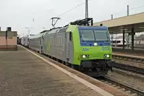 Durchfahrt am 27.11.2016 von Re 485 013-7 mit einer RoLa (Freiburg (Brsg) Rbf - Novara Boschetto) durch Basel Bad Bf über Gleis 3 in Richtung Rangierbahnhof Muttenz.