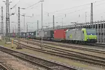 Durchfahrt am 27.11.2016 von Re 485 019-4 mit einem Containerzug über Gleis 1 durch den Badischen Bahnhof von Basel in Richtung Basel Bad Rbf.