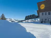 Standseilbahn Schwyz-Stoos: eine Kabine erreicht gerade die Bergstation Stoos am 29. Dez. 2017, 12:00