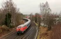 218 399-4 (ELBA) fuhr am 05.01.18 den DPE 1895 von Hof Hbf nach Rosenheim mit Eishockey-Fans. Hier ist der Zug in der Einfahrt Marktredwitz zu sehen.
