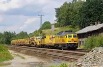 233493 zog einen Bauzug in Oberkotzau bei Hof nach Süden. Foto vom 14.08.2017. Früher befand sich hier links der Streckengleise ein Rangierbahnhof mit etlichen Gleisen!
Bilderdiebstahl wird verfolgt - man kann fragen...