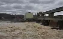 Aktuelles zum Hochwasser. Hinter dem Laufkraftwerk Ryburg-Schw�rstadt f�hrt ein 611 vorbei. 5. Januar 2018.