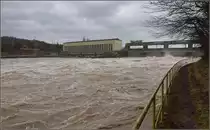Aktuelles zum Hochwasser. Hinter dem Laufkraftwerk Ryburg-Schw�rstadt f�hrt ein 644 vorbei. 5. Januar 2018.