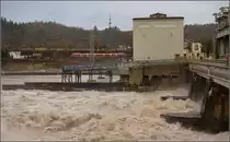 Aktuelles zum Hochwasser. Hinter dem Laufkraftwerk Ryburg-Schw�rstadt f�hrt ein 644 vorbei. 5. Januar 2018.
