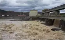 Aktuelles zum Hochwasser. Hinter dem Laufkraftwerk Ryburg-Schw�rstadt f�hrt ein 611 vorbei. 5. Januar 2018.

Die Abflussmenge d�rfte an diesem Tag mit 2700-3000 m�/Sekunde etwa das 4- bis 5-fache des Rheinfalls betragen haben. Dabei ist bei diesem Kraftwerk der Abfluss �ber das Wehr deutlich beeindruckender als bei den andern Kraftwerken am Hochrhein.