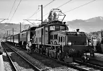 Herbstausfahrt Rehbock: SBB Historic  Krokodil  Be 6/8 III Nr. 13302 und SBB Historic Be 4/6 Nr. 12320  Rehbock  mit einem historischen Extrazug am Mittag des 7. Oktober 2017 auf Gleis 2 im Bahnhof Schmerikon.