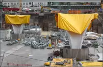 Auffällig bedeckt -

... mit gelben Planen sind die bisher errichteten Kelchstützenfüße. An dieser Stelle war früher ein Teil des Schlossgartens.

Stuttgart-Hbf, Tage der offenen Baustelle, 05.01.2018 (M)