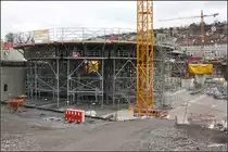 Schalung für das erste Lichtauge -

Über den Kelchstützen werden sich die Lichtaugen befinden, über die die spätere Bahnsteighalle Tageslicht erhellt. Hier wird die erste Schalung dafür aufgebaut. Der Weißbeton wird vor Ort gegossen.

Stuttgart-Hbf, Tage der offenen Baustelle, 05.01.2018 (M)