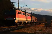 Am Späteren Nachmittag beginnen  Kisten  also Güterzüge vermehrt gen Norden zu strömen.
Selten aber doch sind da noch solche Exoten wie die Baureihe 1142 anzutreffen. 
Hier nächst der aufgelassenen und abgetragenen Awanst  Perlmoser  kurz vor Werndorf zieht ein Pärchen 1142iger einen Fals Zug in Richtung Graz .
6.01.2018 