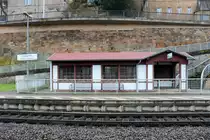 Blick auf ein historisches Häuschen über der Personenunterführung des Hp Königstein(Sächs Schw) auf der Bahnstrecke Děčín–Dresden-Neustadt (KBS 241.1 | Elbtalstrecke) auf Gleis 2. [16.12.2017 | 13:42 Uhr]
