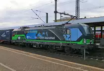 Personalwechsel. 193 213 mit Containerzug beim Halt im Bahnhof Fulda. Aufgenommen am 12.12.2015.