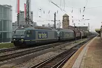 Durchfahrt am 27.11.2016 von Re 465 011-5  Wisenberg  zusammen mit der Re 465 013-1  Stockhorn  und einem italienischen Stahlzug über Gleis 1 durch den Badischen Bahnhof von Basel in RIchtung Rangierbahnhof Muttenz.