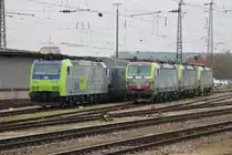 Nachdem die Re 485 019-4 am 27.11.2016 ihren Containerzug in Basel Bad Rbf abgeliefert hatte, stand sie nun abgestellt mit Re 465 002-4  Gornergrat , Re 475 402 und weiteren BLSC Vectrons abgestellt im nördlichen Vorfeld von Basel Bad Bf. 