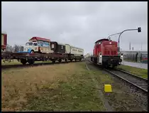 Links ist das Ende des bereits beladenen Circus Zuges zu sehen. Daneben rangiert Haba 9 die letzten Wagen für die weitere Beladung im Hafen von Osnabrück am 4.1.2018.