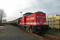 UWE Adam 22 V100 Ost 202 241-6 beim Rangieren am 07.01.18 in Hanau Hafen von einen Gehweg aus fotografiert