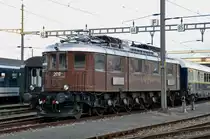 Ae 6/8 208 der BLS ist auf einer Abstellanlage beim Bahnhof SBB abgestellt. Die Aufnahme stammt vom 26.12.2017.