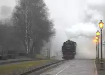 Einfahrt in Oybin, einer der Endhaltepunkte der ZOJE, wie dei Bahn früher mal hieß.
(zug ohne jede Eile) Leider Nebelnässsen und Nieselregen.
99 749 führt den kurzen Personenzug. Sie ist heute alleine auf der Strecke.07.01.2018 11:40 Uhr.
