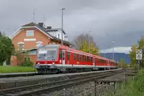 Auf Grund von Brckenabrissarbeiten und der damit verbundenen Sperrung der Gleise des Bahnhofs von Lindau fuhren die IRE nach Stuttgart nicht ab Lindau sondern ab Enzisweiler. Am 22.10.2017 haben 628 / 928 573 und 629 005 / 628 905 diese Transportleistung bernommen und werden in Krze im Bahnhof von Enzisweiler die Fahrt beginnen.