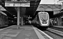 Zu meiner Überraschung durchfährt der Twindexx (IC200) RABDe 502 404-2 am 6. Januar 2018 bei einer Testfahrt den Winterthur HB. Im HB machte der zukünftiger IC doch noch einen kurzen  Testhalt , trotz grünem Signals. Freitag, 6. Januar 2017 
Wegen schlechten Lichtverhältnissen, nun leider in S/W...