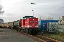 UWE Adam 22 V100 Ost 202 241-6 beim Rangieren am 07.01.18 in Hanau Hafen von einen Gehweg aus fotografiert