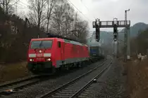 189 021-9 DB als KLV-Zug (Sattelauflieger) durchfährt den Bahnhof Kurort Rathen auf der Bahnstrecke Děčín–Dresden-Neustadt (KBS 241.1 | Elbtalstrecke) Richtung Bad Schandau. [16.12.2017 | 14:10 Uhr]