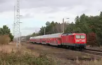 Nach kurzem Halt im Bahnhof Britz geht es für 112 182 nebst RE 3 weiter in Richtung Eberswalde bzw. Berlin.
Aufnahmedatum: 5. Januar 2018.