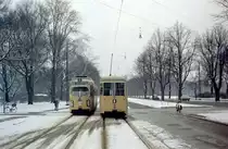 København / Kopenhagen Københavns Sporveje SL 6 /DÜWAG/Kiepe-GT6 809 / 814) København Ø, Østerbro, Øster Allé am 9. Februar 1969.- Scan eines Farbnegativs. Film: Kodak Kodacolor X.