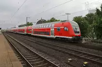 RE5 (RE10524)  Rhein-Express  von Koblenz Hauptbahnhof nach Wesel erreicht am 2.7.2017 Köln Messe/Deutz.