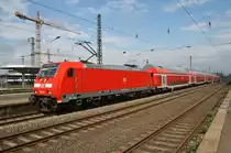 146 277 und 146 269 (Zugspitze) durchfahren am 2.7.2017 mit dem RE6 (RE10620)  Westfalen-Express  von Minden(Westf) nach Köln/Bonn Flughafen den Bahnhof Köln Messe/Deutz in Richtung Osten.